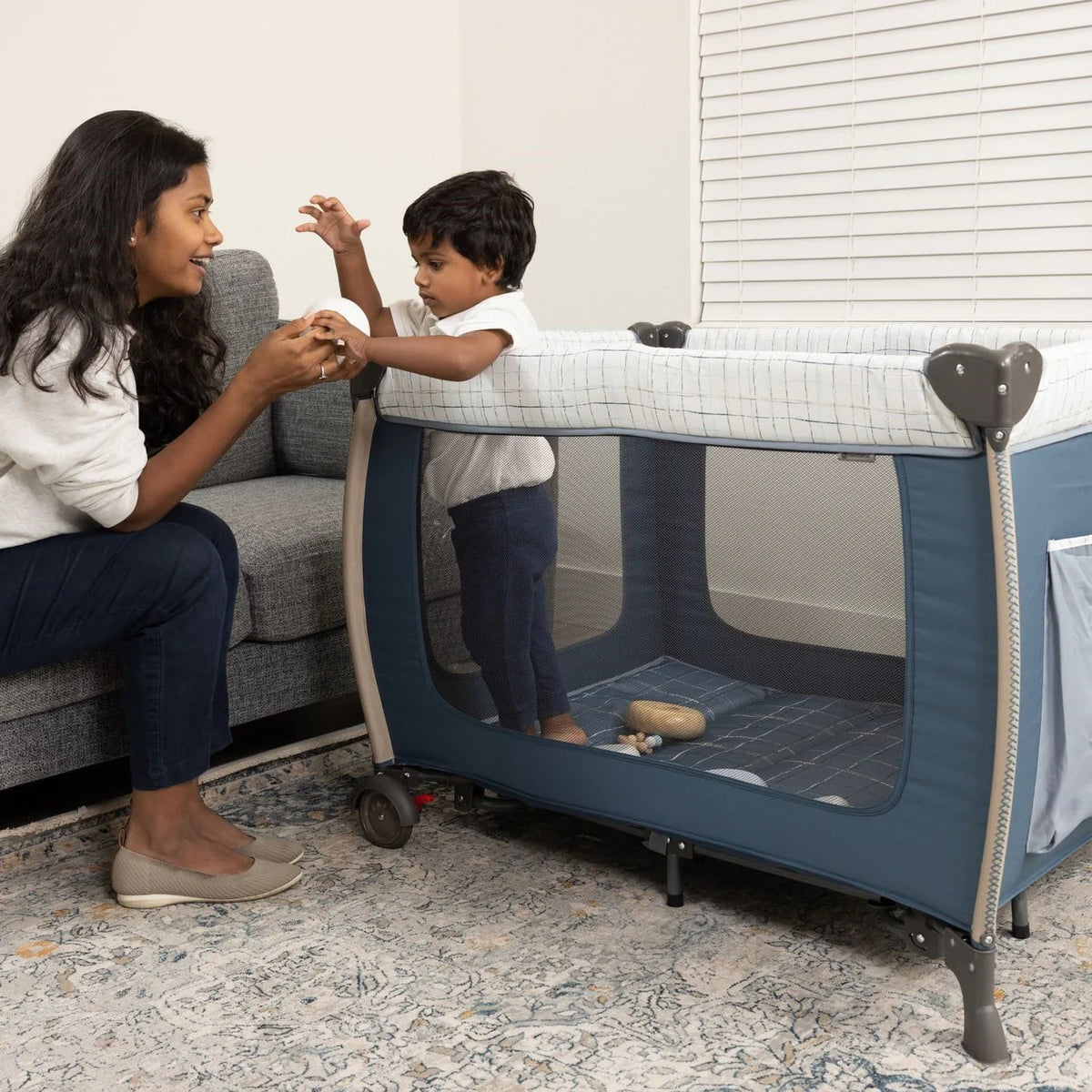 Rocking Play Yard with Bassinet Z1482